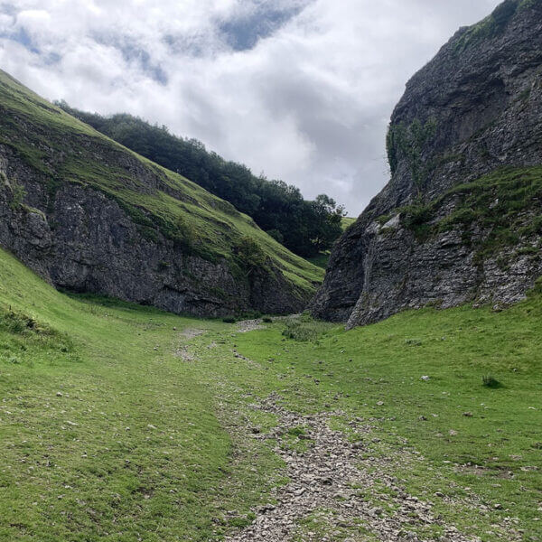 cave-dale-dramatic-dry-limestone-ravine Cave dale — the dramatic dry limestone ravine below peveril castle