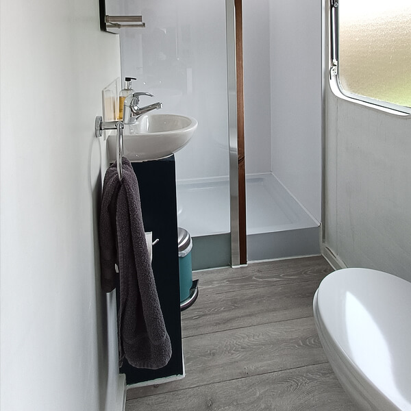 Glamping with ensuite bathroom in the Peak District
