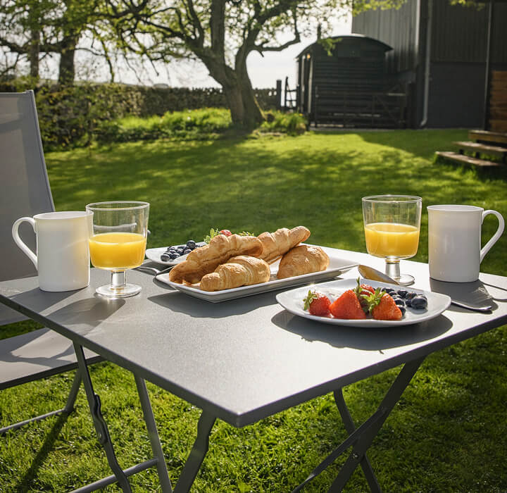 Outside breakfast at the Pheasant Shepherds Hut in the Peak District